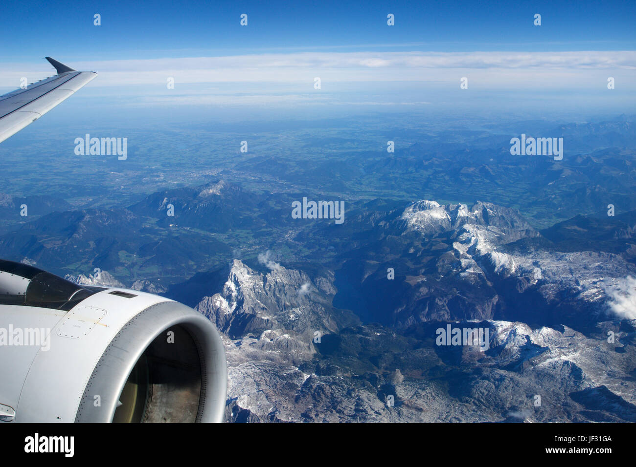 AUSTRIA - Octubre 2016: Los Alpes vistos desde un avión, ala vista con turbina de avión o el motor Foto de stock