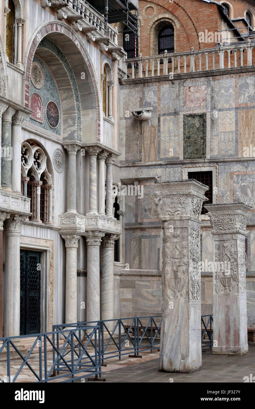 Entrada lateral, la Basílica de San Marcos, en Venecia, Italia Foto de stock