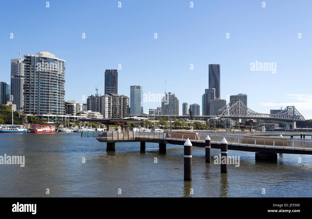 Vista del Río Brisbane, una autopista de agua para los peatones y los ciclistas más y junto al Río Brisbane entre New Farm y el Brisbane CBD. Foto de stock