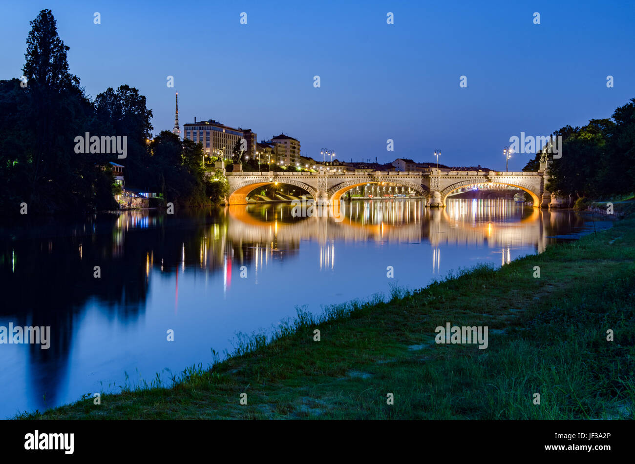 Puente de Turín Umberto I y el río Po al atardecer Foto de stock