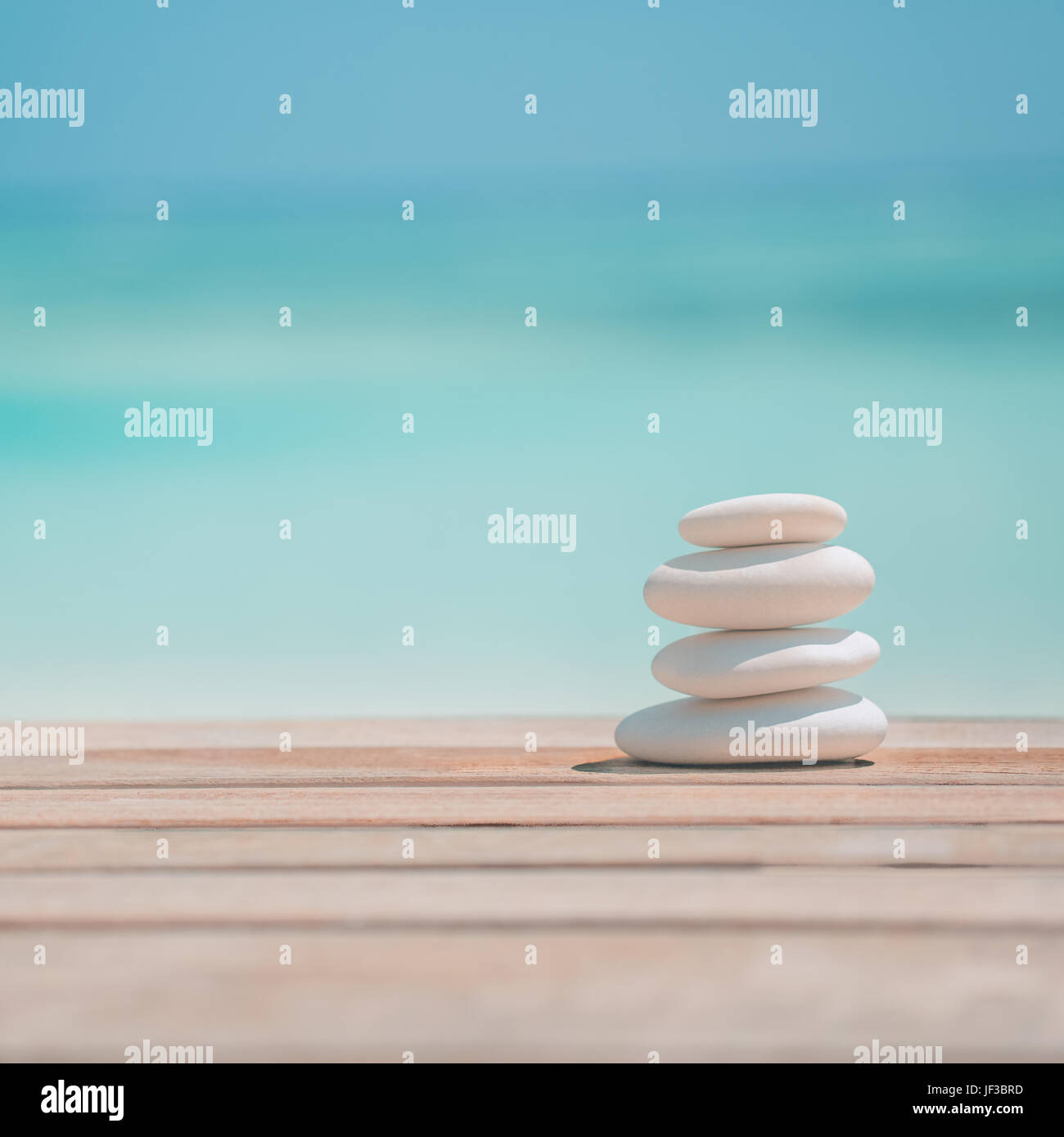 Zen pacífica piedras y arena blanda para la tranquilidad y la meditación y la inspiración el concepto de diseño de fondo Foto de stock
