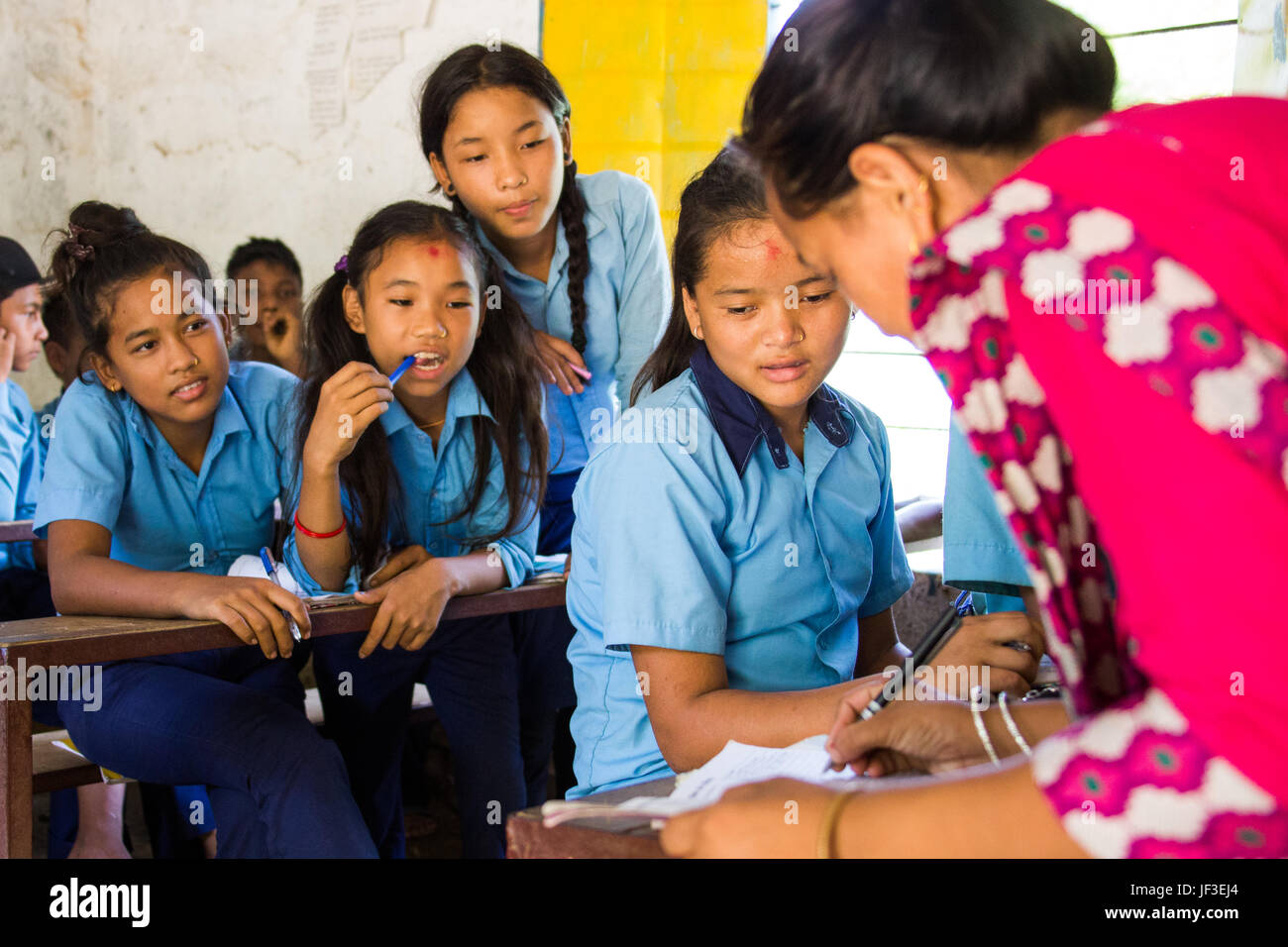 Los alumnos y el profesor, Tanahu distrito, las zonas rurales de Nepal Foto de stock