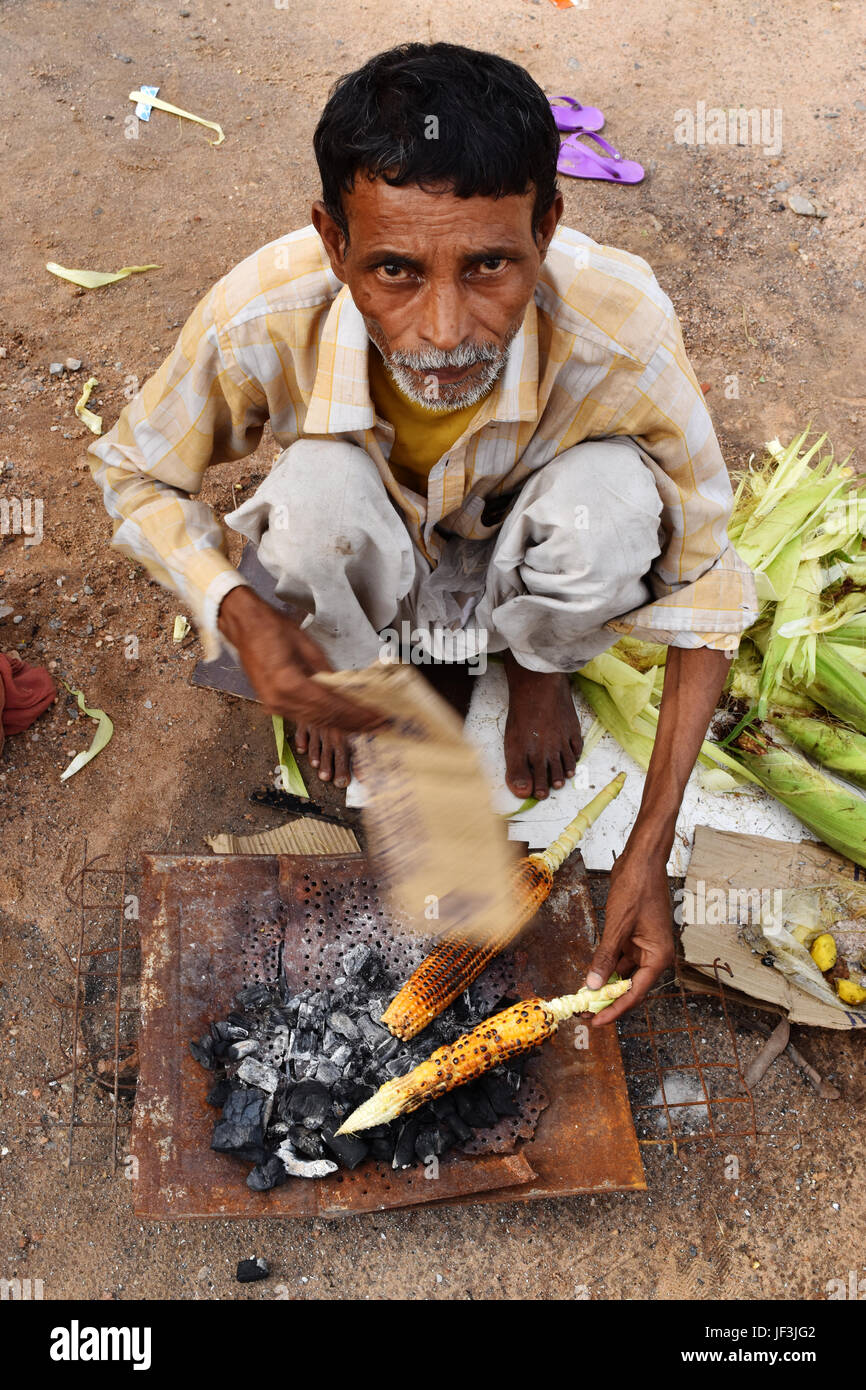 Retrato De Un Pobre Agricultor Indio Que Vendiendo Maíz Para Vivir En Nueva Delhi India 