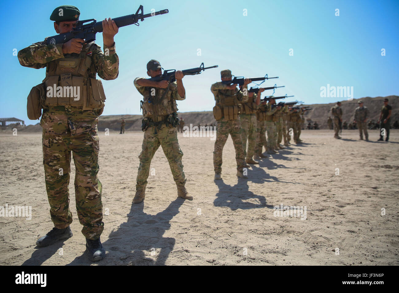Los soldados iraquíes con el 2º Batallón, Brigada de comando del Comando de Operaciones, Anbar, practicar sus habilidades de puntería durante el entrenamiento con el Grupo de Tareas Al-Taqaddum, Combined Joint Task Force - Funcionamiento inherentes a resolver, en Iraq, 17 de abril de 2017. Esta capacitación es parte del conjunto de la CJTF-OIR construyendo la capacidad del partner misión mediante la capacitación y el mejoramiento de la capacidad de combate de las fuerzas se asoció ISIS. CJTF-OIR es la coalición global para derrotar a ISIS en Iraq y Siria. (Ee.Uu. Marine Corps foto por CPL. Shellie Hall) Foto de stock