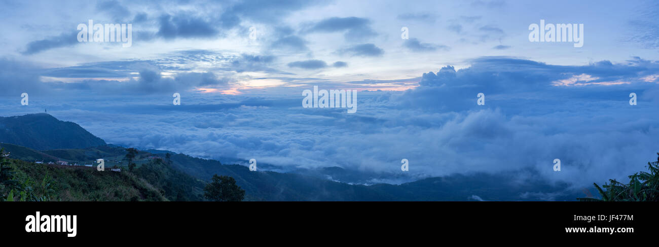Panorama hermoso paisaje de las montañas y la niebla Phu Tubberk Phetchabun Tailandia. Foto de stock