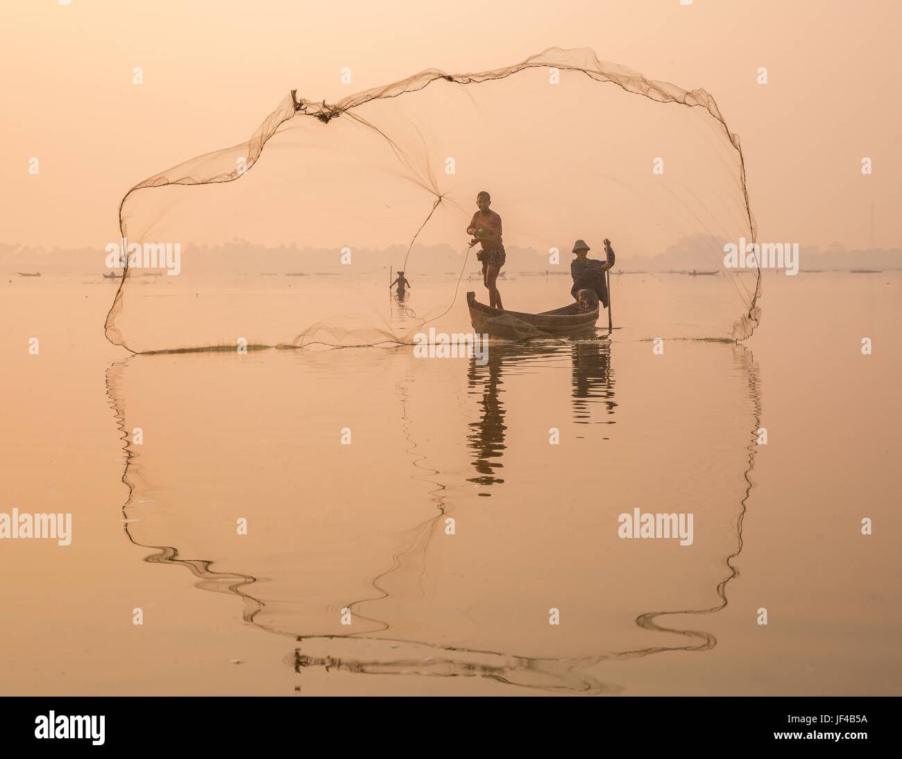 Los pescadores birmanos atarrayas al amanecer en el lago Taungthaman, cerca  de Mandalay, Amarapura, Myanmar (Birmania), el sudeste de Asia Fotografía  de stock - Alamy