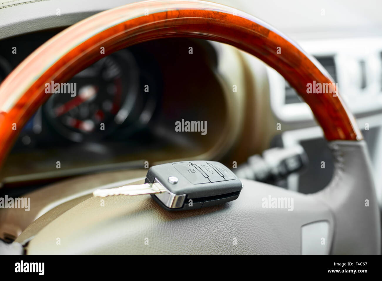 Coche Antirrobo bloqueo volante colores rojo y negro Fotografía de stock -  Alamy