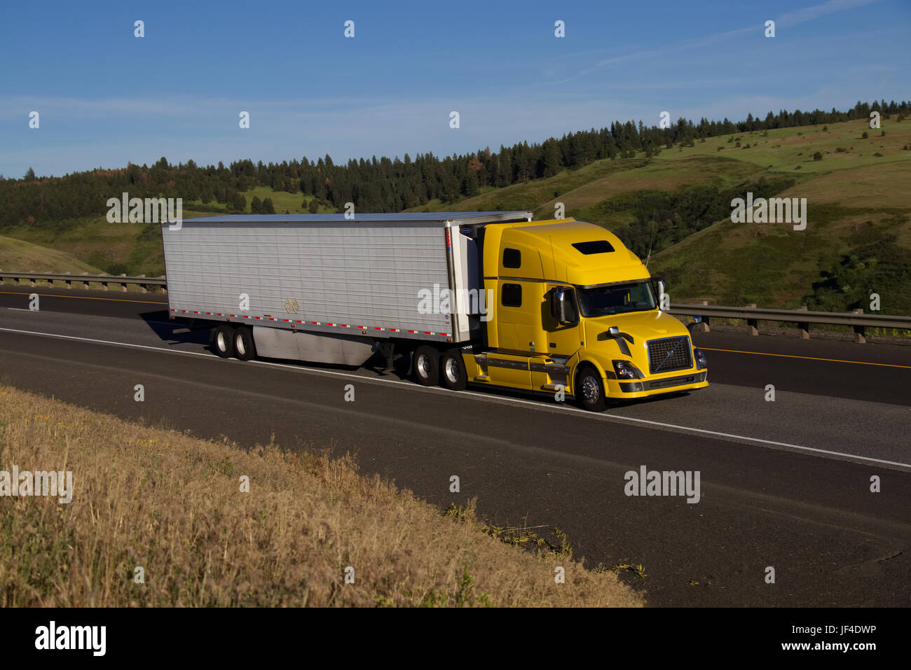 Volvo SemiTruck amarillo / blanco Unmarked tráiler Fotografía de stock