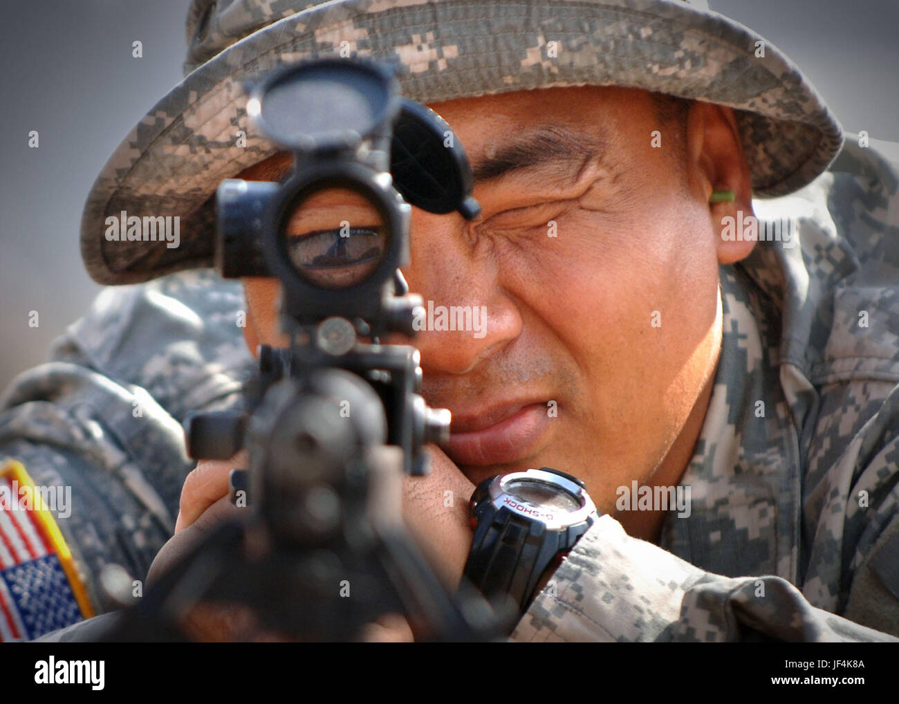 En la foto de cizallamiento por el Jefe Oficial pequeño Eric A. Clemente el 18 de enero de 2007, el sargento. Mijung Kim, de la Guardia Nacional del Ejército de Guam, se mete en una buena posición de disparo antes de disparar en el campo de tiro en Arta, Djibouti. Foto de stock