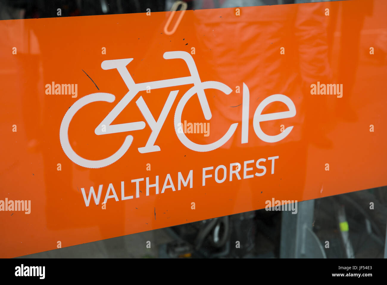 Londres, Reino Unido. El 29 de junio, 2017. Un detalle de un ciclo Park & Go cubo ciclo fuera de la estación de metro de Walthamstow instalado junto con el London Borough of Waltham Forest Mini-Holland del régimen y disfrutar de Waltham Forest programa. Crédito: Mark Kerrison/Alamy Live News Foto de stock