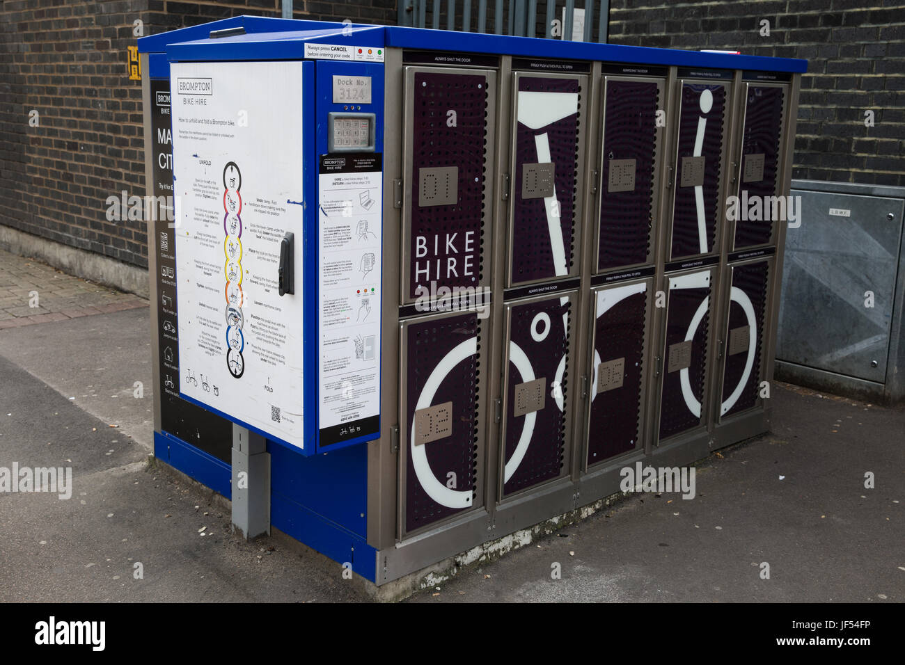 Londres, Reino Unido. El 29 de junio, 2017. Un alquiler de bicicletas Brompton dock fuera de la estación de metro de Walthamstow instalado junto con el London Borough of Waltham Forest Mini-Holland del régimen y disfrutar de Waltham Forest programa. Es el más ampliamente utilizado tales dock en el Reino Unido. Crédito: Mark Kerrison/Alamy Live News Foto de stock