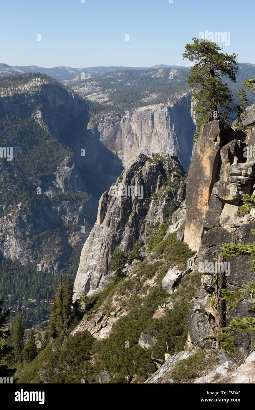 Una vista de las formaciones rocosas y el valle de Yosemite desde el sendero que conduce a la Cúpula de Centinela. Foto de stock