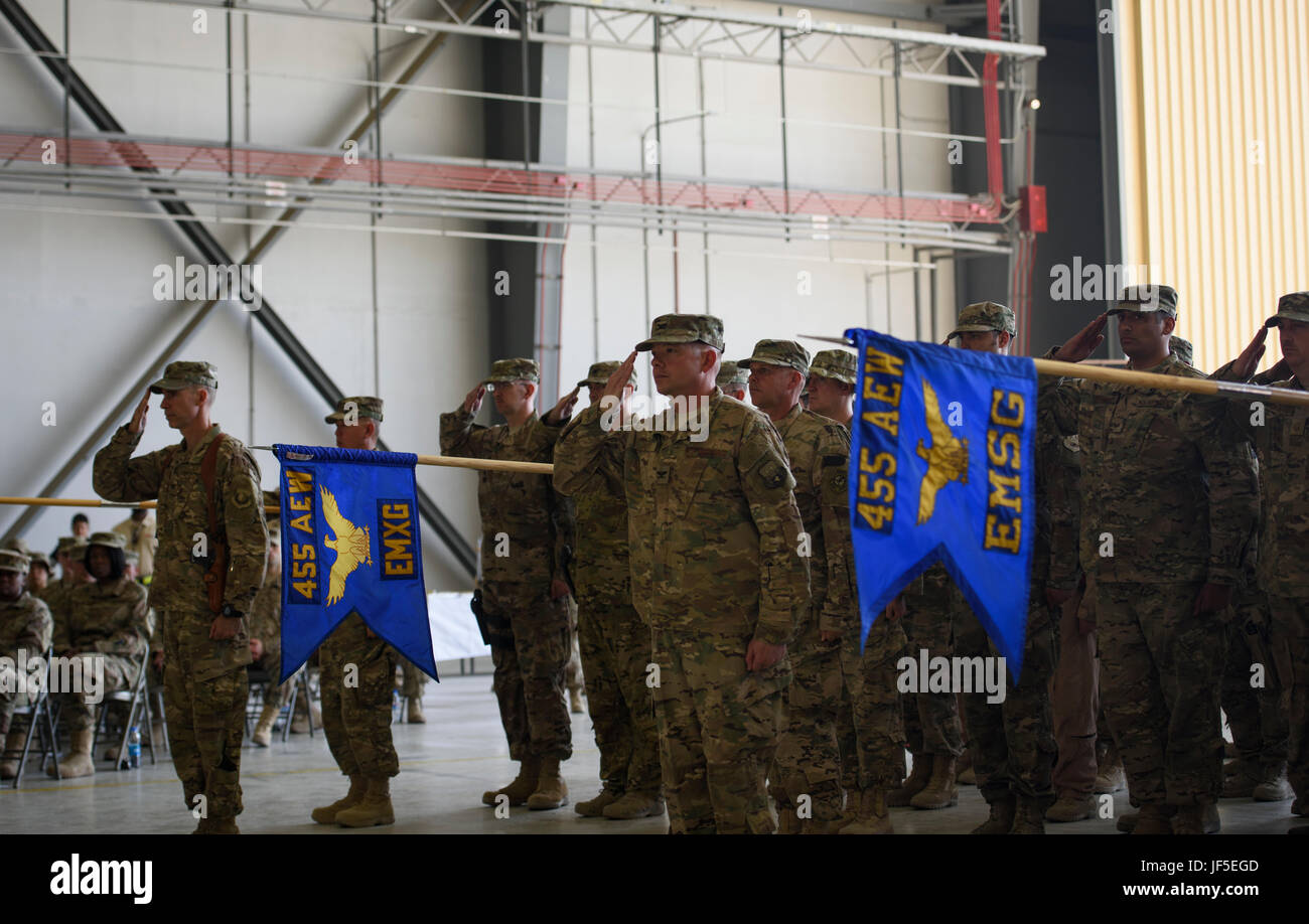 La 455a ala expedicionaria aérea representa el primer saludo a la nueva 455Air Expeditionary Wing commander, Brig. Gen. Craig Baker, durante una ceremonia de cambio de mando en el aeródromo de Bagram, Afganistán, 3 de junio de 2017. Durante la ceremonia, Brig. Gen. Jim Sears cesó en el mando de la 455AEW Baker. (Ee.Uu. Foto de la fuerza aérea por el Sargento. Benjamin Gonsier) Foto de stock