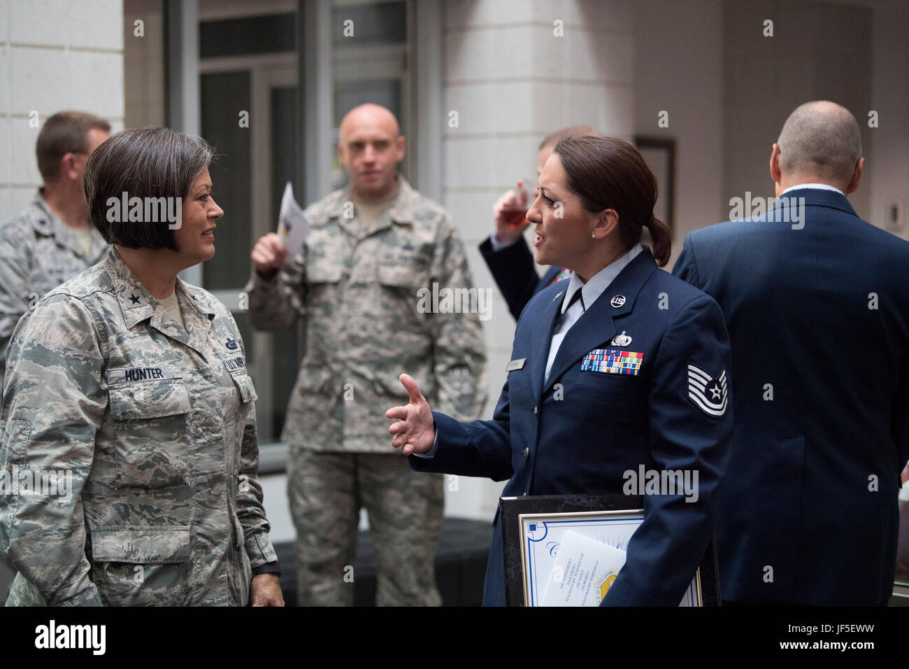 Tech Sgt. Victoria Grogan conversaciones con Brig. Gen. Paige Hunter, West  Virginia Ayudante General ayudante de aire, tras un reconocimiento de  graduación ceremonia celebrada el 4 de junio de 2017 en honor