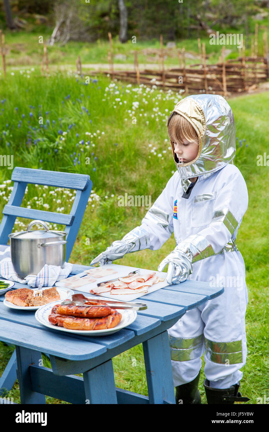 Chica en traje sosteniendo la bandeja con comida Fotografía de stock - Alamy