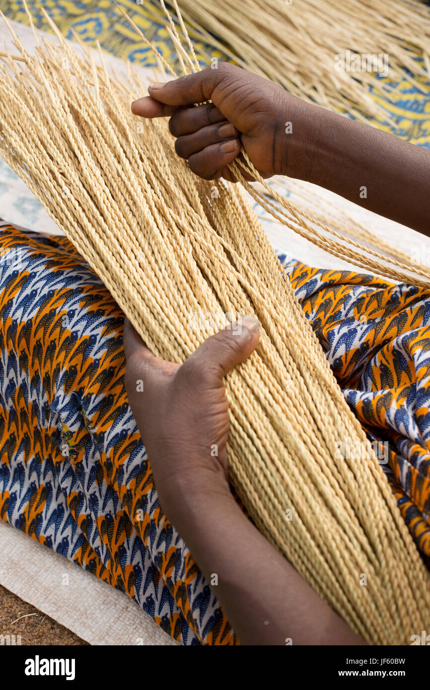 Las mujeres de la cooperativa un tejedor tejer cestas de paja tradicionales  juntos en la región oriental superior, Ghana Fotografía de stock - Alamy