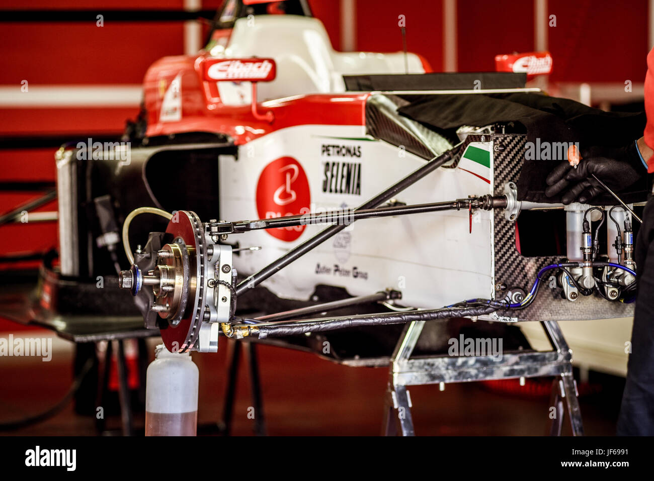 El campeonato italiano de Fórmula 4, Prema Power Team coche en boxes, taller mecánico que trabaja en el eje de transmisión y el freno Foto de stock