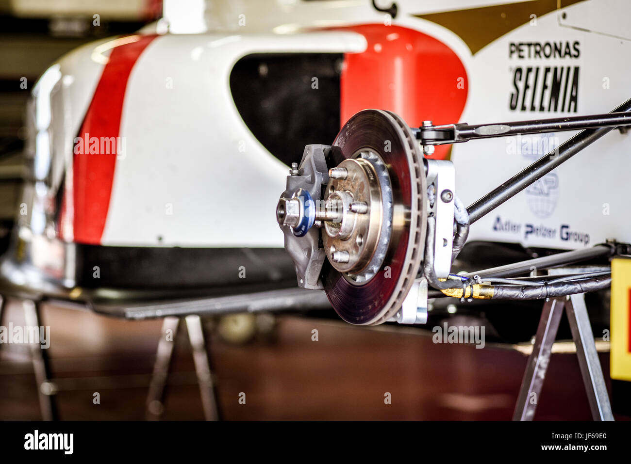 El campeonato italiano de Fórmula 4, Prema Power Team coche en taller de boxes, eje de transmisión y el detalle de la pastilla de freno Foto de stock