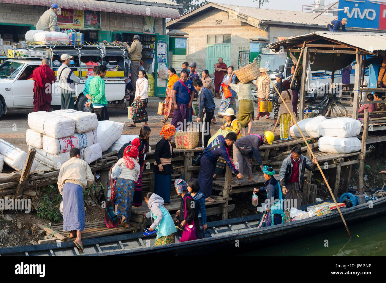 Desembarque de carga de barcos, Nyaungshwe, Lago Inle, Taunggyi, Shan, Myanmar (Birmania). Artículos para el mercado de las zonas agrícolas alrededor del lago Inle. Foto de stock