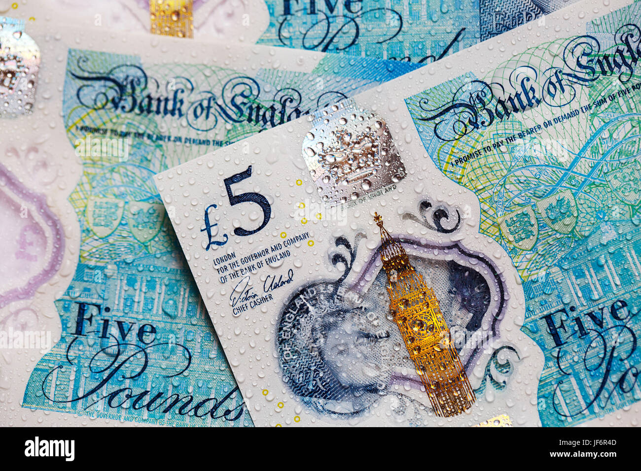 La moneda británica - Nota de cinco libras con la nueva moneda libra 2017 Foto de stock