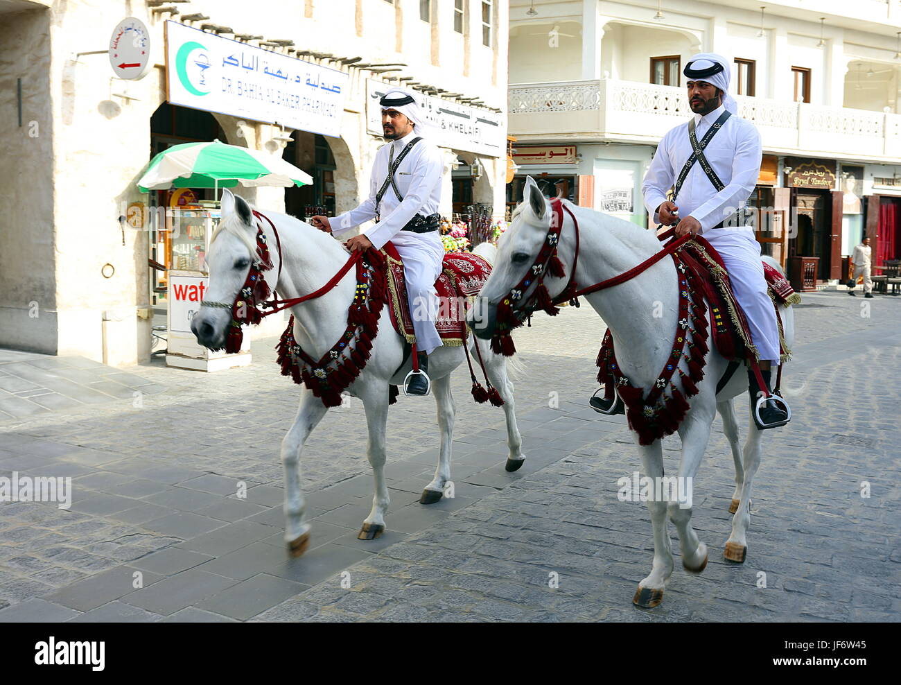 DOHA, QATAR - Abril 9, 2017: la policía montada patrulla el souq Waqif mercado en el centro de Doha principalmente como un espectáculo cultural para turistas Foto de stock