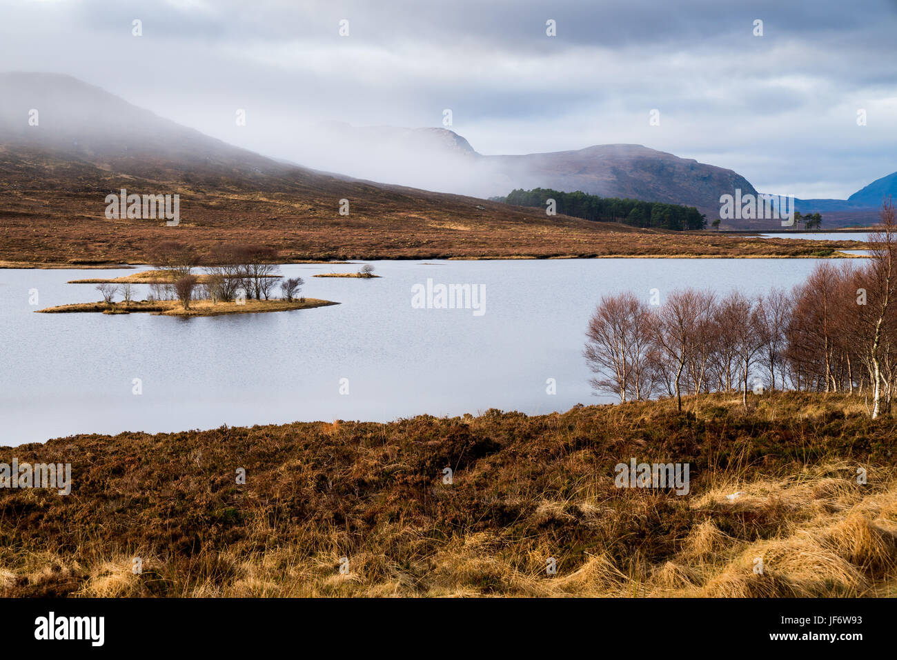 Un río y montañas en el norte de las Tierras Altas de Escocia. Foto de stock