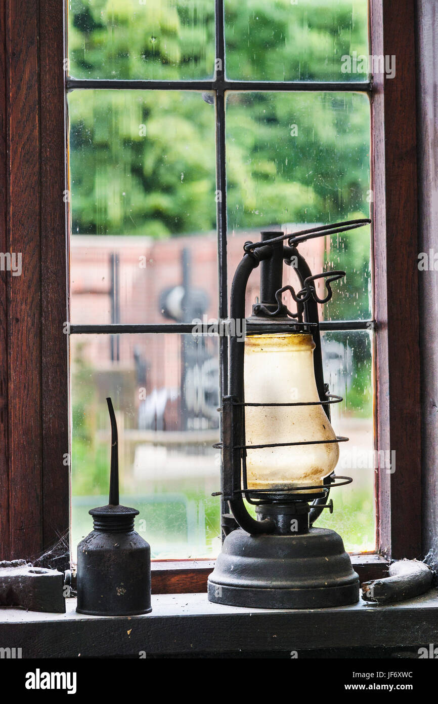 Antique lámpara de querosén y el aceite puede Foto de stock