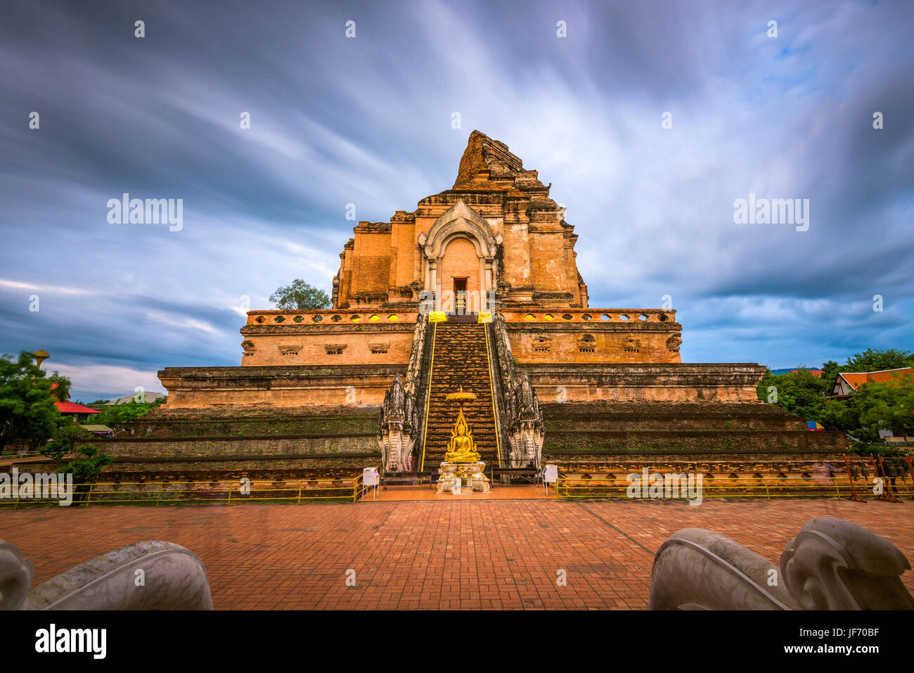 Wat Chedi Luang, en Chiang Mai, Tailandia. Foto de stock