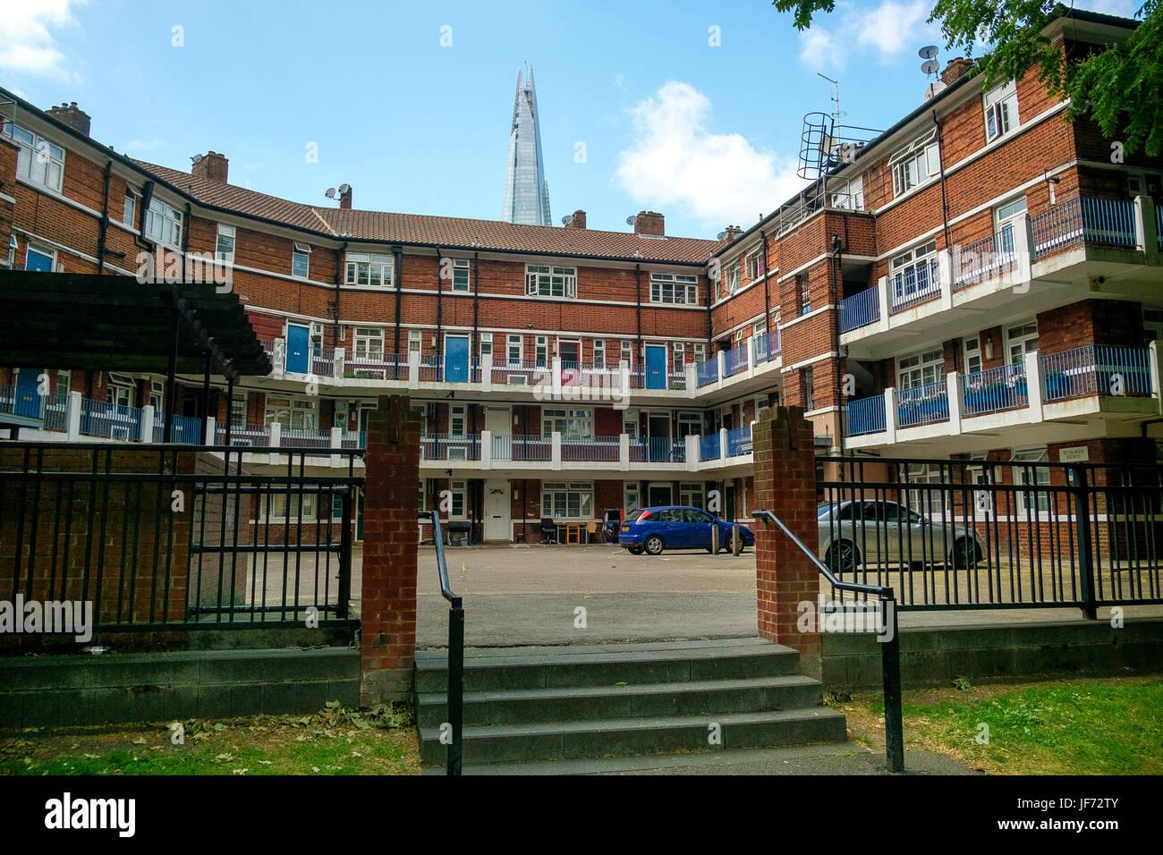 Ahora, con muchas viviendas ocupadas por su propietario, St Olaves estate es un ejemplo de Southwark Council estate en una excelente ubicación en Londres off Tooley Street y clos Foto de stock