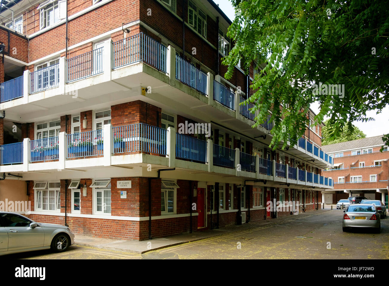 Ahora, con muchas viviendas ocupadas por su propietario, St Olaves estate es un ejemplo de Southwark Council estate en una excelente ubicación en Londres off Tooley Street y clos Foto de stock