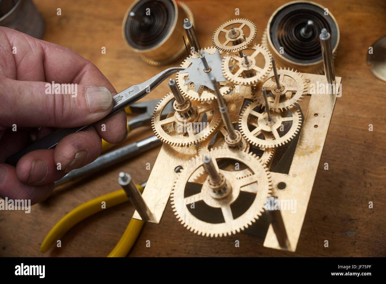 Los relojeros herramienta de trabajo con engranajes Foto de stock