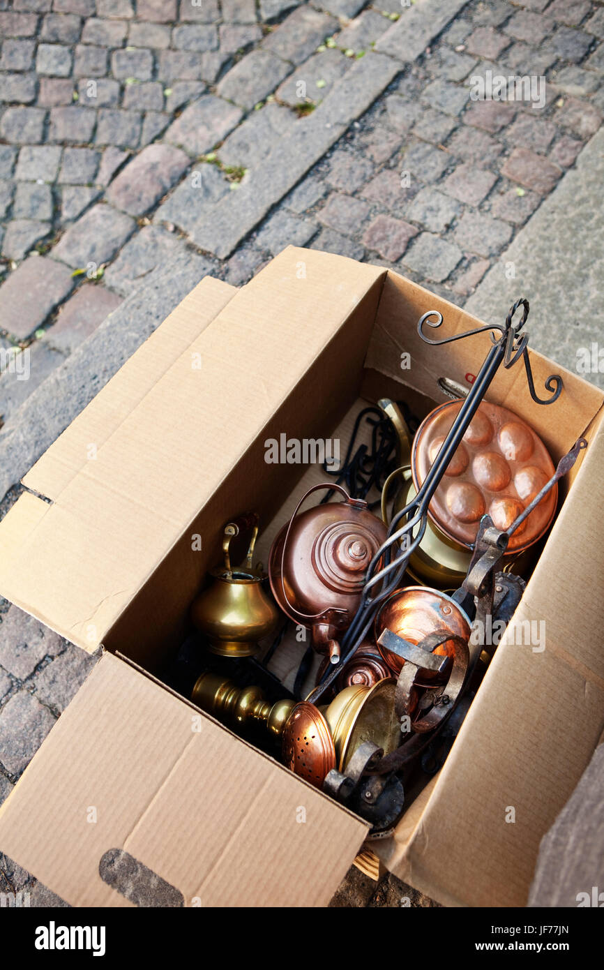 Una caja con elementos de cobre Foto de stock