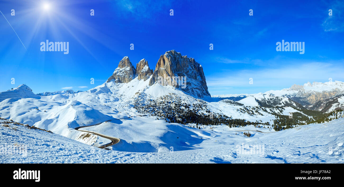 Montaña invernal Sunshiny panorama. Foto de stock