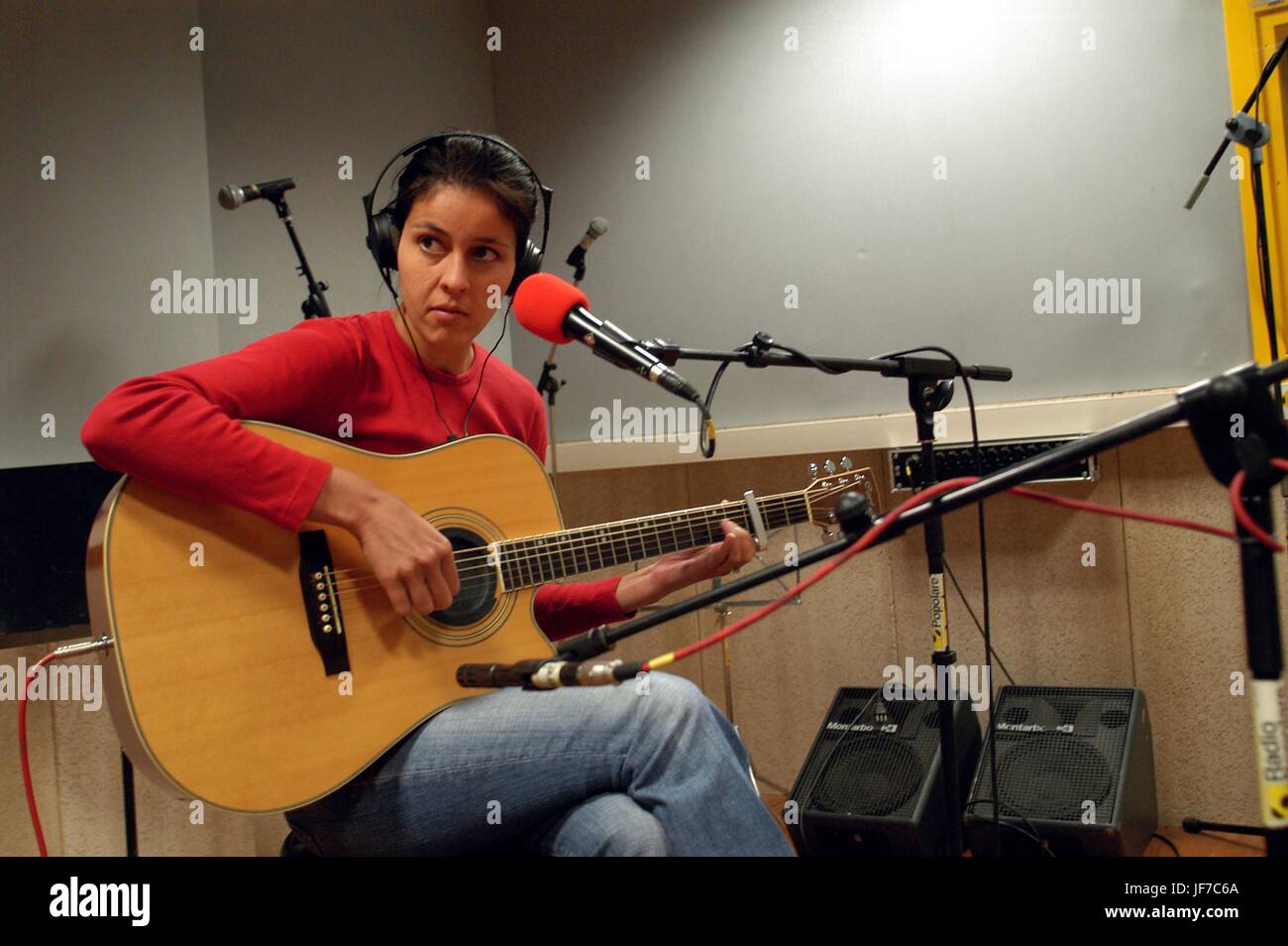 Molestia Regaño clima La cantante y compositora argelina Souad Massi en los estudios de emisión de radio popolare, estación de radio independiente con sede en Milán, Italia Fotografía de stock - Alamy Molestia Regaño clima La cantante y compositora argelina Souad Massi en los estudios de emisión de radio popolare, estación de radio independiente con sede en Milán, Italia Fotografía de stock - Alamy