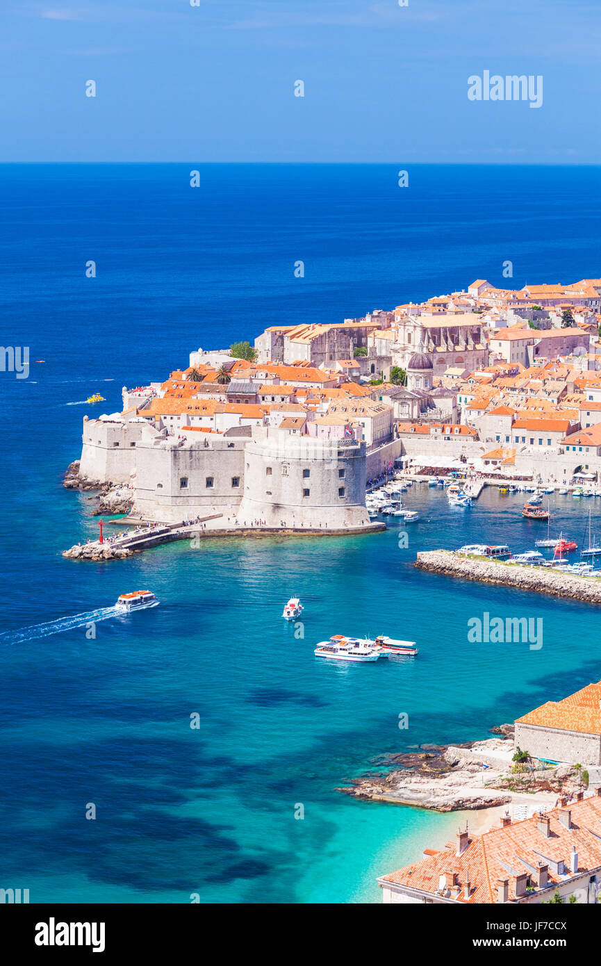 Croatia Dubrovnik Croacia costa dálmata vista del casco antiguo de Dubrovnik de las murallas de la ciudad antigua y el puerto de puerto con los barcos Dubrovnik Croacia Europa Foto de stock