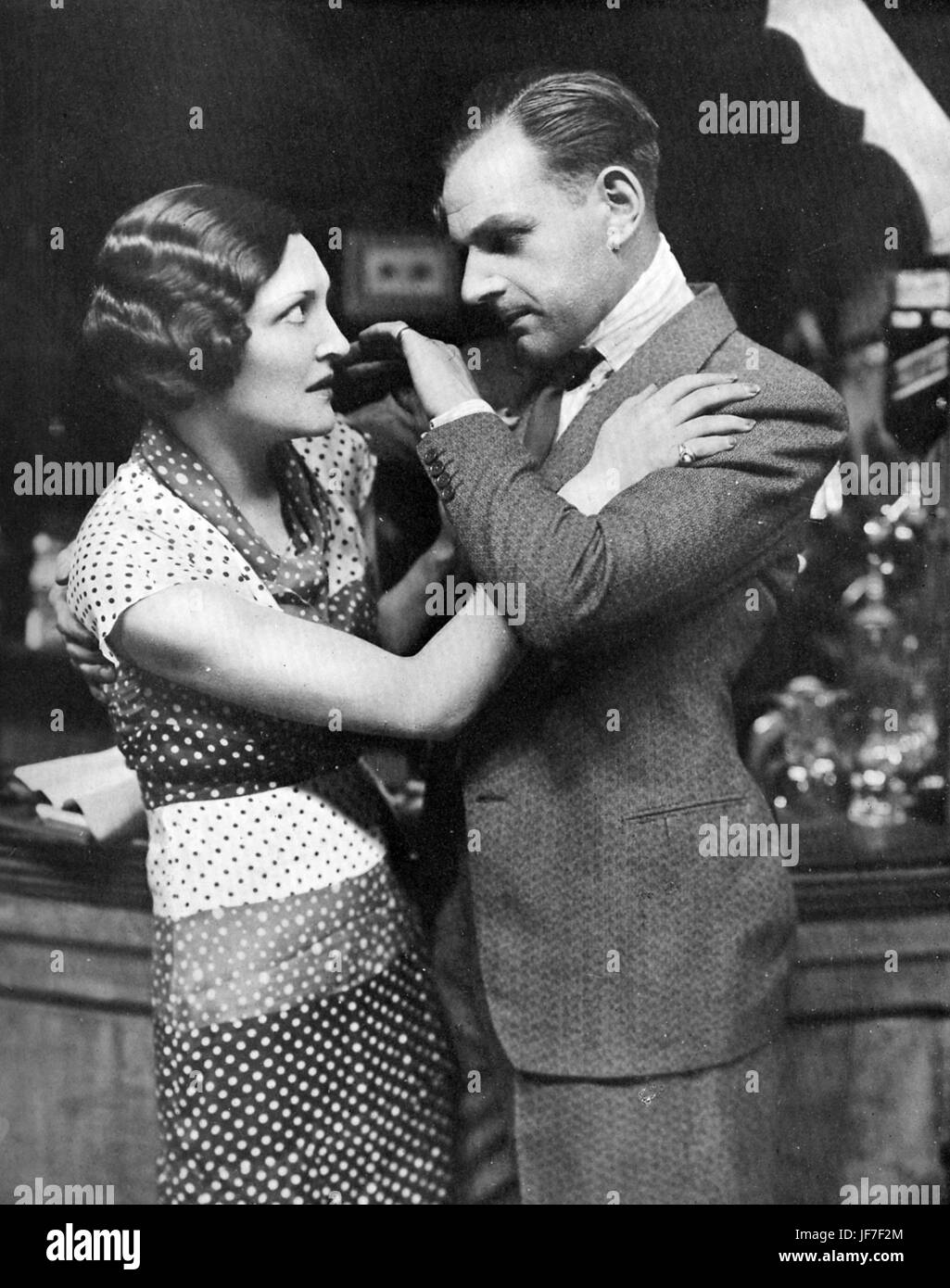 "El Viejo" por Edgar Wallace. Título reza: "Keller: "Si abres la boca, tendré que mariposa.'1931 London Production con Frances Doble (1902-1969) y Jack Melford (1899-1972). ( Wyndham's Theatre el 15 de mayo, 1931). Foto de stock