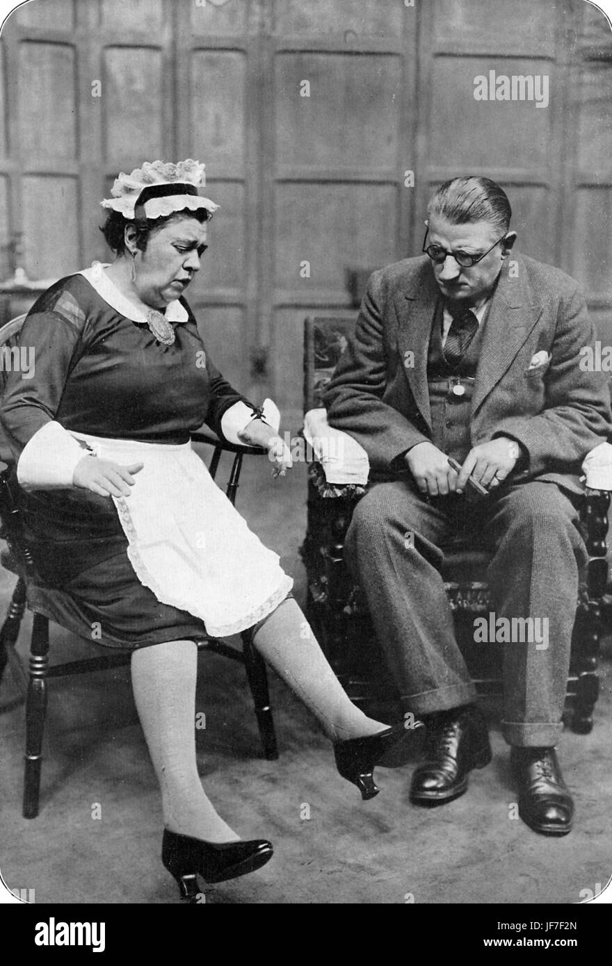"El Viejo" por Edgar Wallace. Título dice: 'Mrs Harris; estos cinco-y-elevens están dando a mis pies el infierno.'1931 Londres producción con Finlay Currie. ( Wyndham's Theatre el 15 de mayo, 1931). Foto de stock