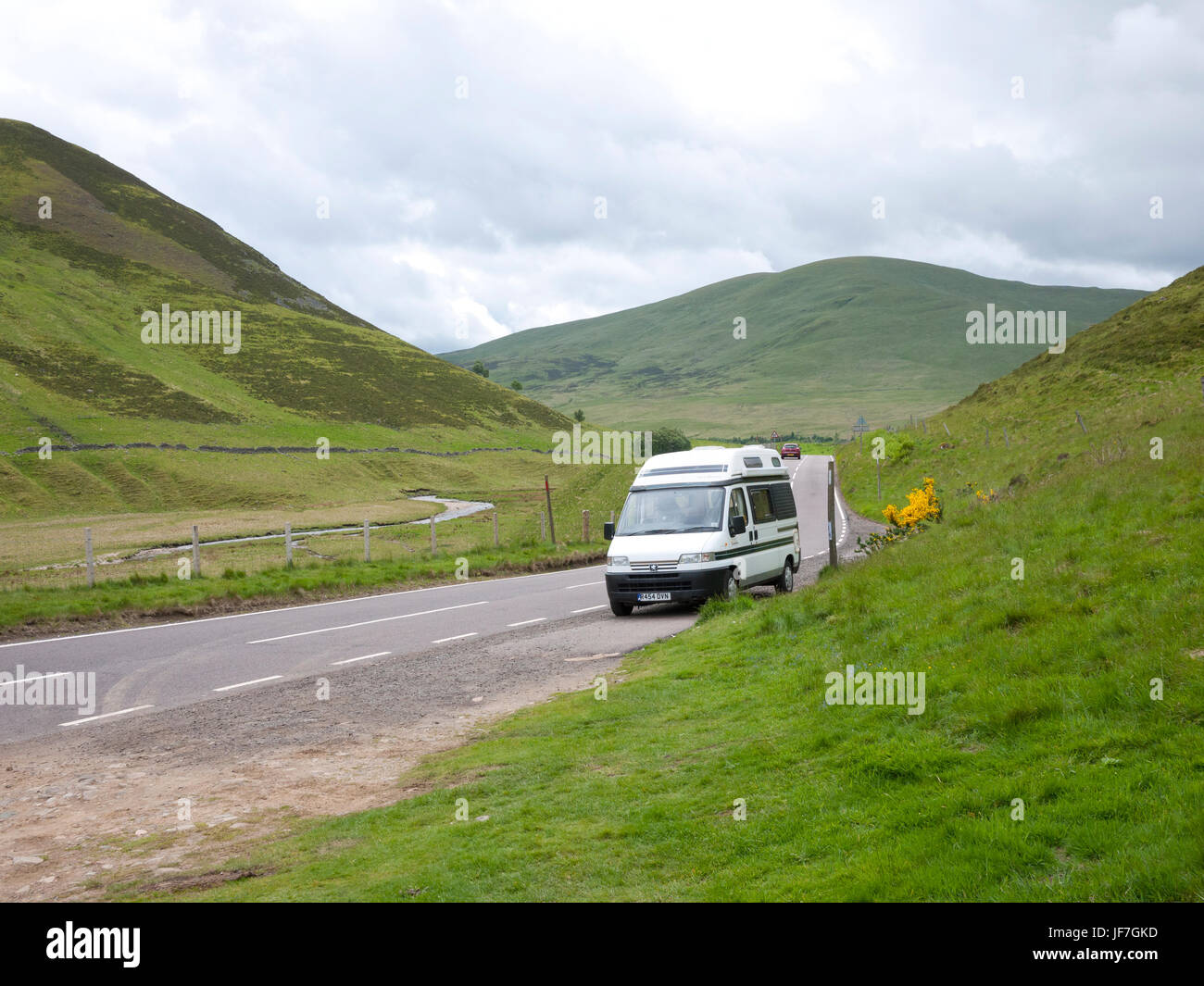 La antigua Carretera Militar A93 hacia arriba a través de Glenshee Pass,Aberdeenshire, Escocia, Reino Unido. Foto de stock