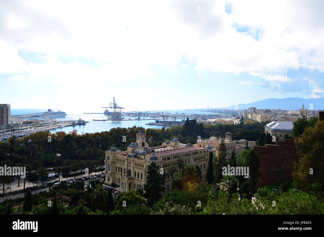 Puerto de Málaga y el Ayuntamiento con vistas al paisaje desde el Monte Gibralfaro en Málaga, España Foto de stock