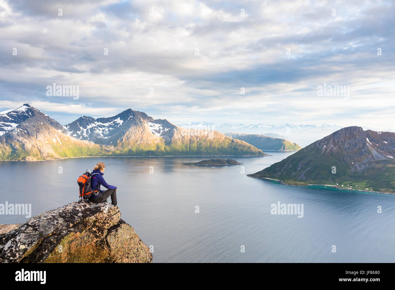 Mujer caminante en busca de un hermoso paisaje de fiordo noruego Foto de stock