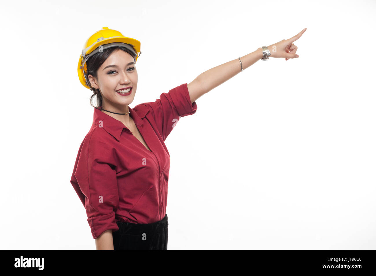 Mujer Asiática ingeniero en camiseta roja y amarilla hacia delante con tapa de seguridad feliz emoción. La gente gesticula en negocios y concepto enginerring Foto de stock