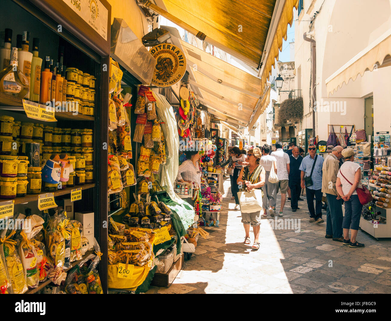 Calles estrechas en el casco antiguo de la ciudad de Otranto, Puglia, Italia Foto de stock