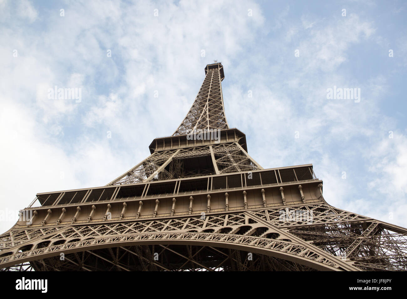 Un ángulo bajo la vista de la Torre Eiffel. Foto de stock