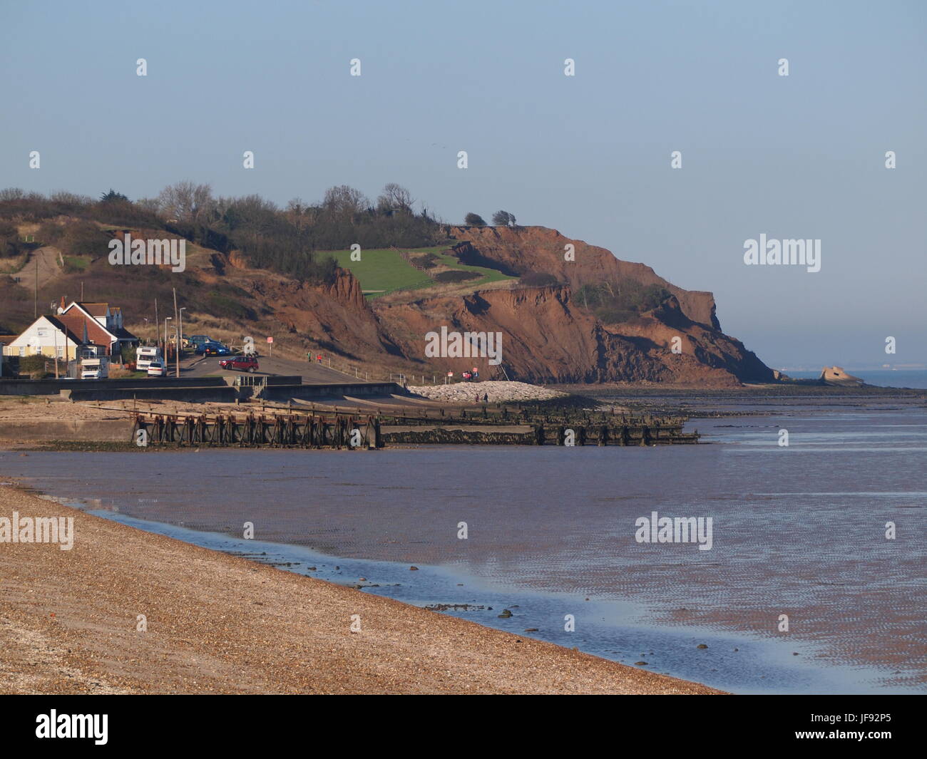 Acantilados en Warden Bay, en la isla de Sheppey. Foto de stock