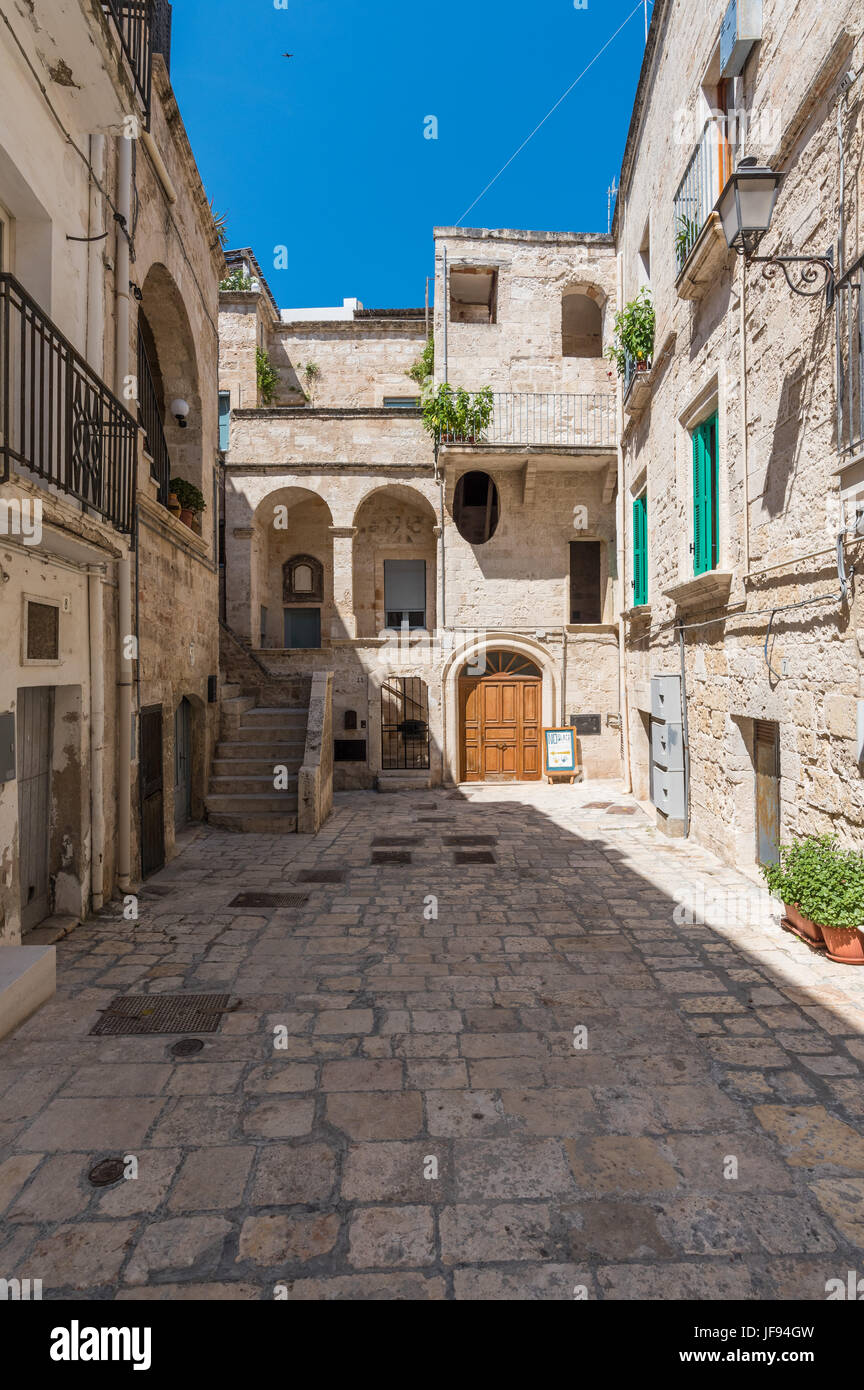 Polignano a Mare (Puglia, Italia) - El famoso pueblo de mar en la provincia de Bari, en el sur de Italia. El pueblo se levanta sobre espolón rocoso sobre el Mar Adriático Foto de stock