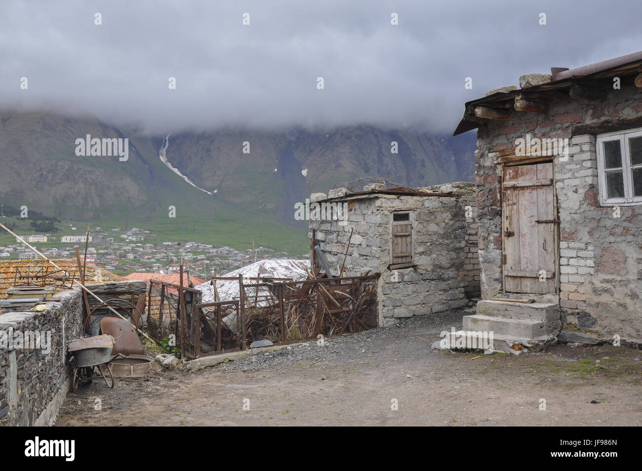 Granja en Gergeti, Georgia, el Cáucaso Foto de stock