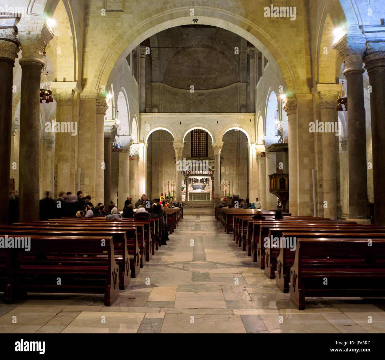Dentro de la Basílica de San Nicolás. Bari. La Apulia. Foto de stock