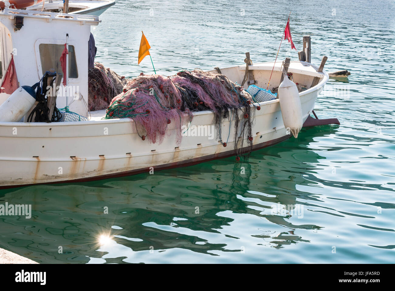 cráter tinta ajuste Pequeño barco de pesca con redes de pesca Fotografía de stock - Alamy
