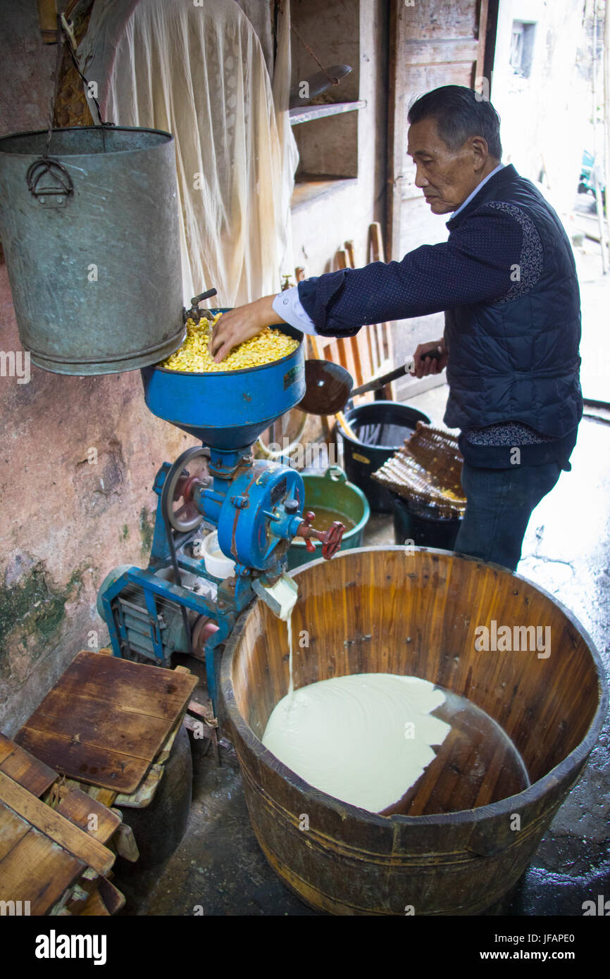 Hacer el tofu de soya en Xidi, en la provincia de Anhui, China Foto de stock