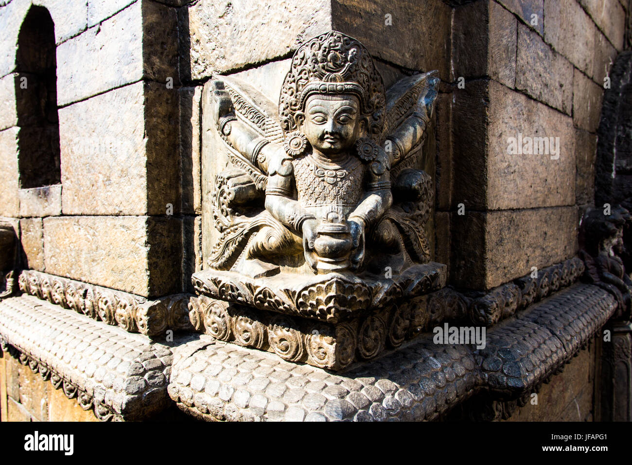 Los detalles esculpidos en un templo de Pashupatinath, Katmandú, Nepal Foto de stock
